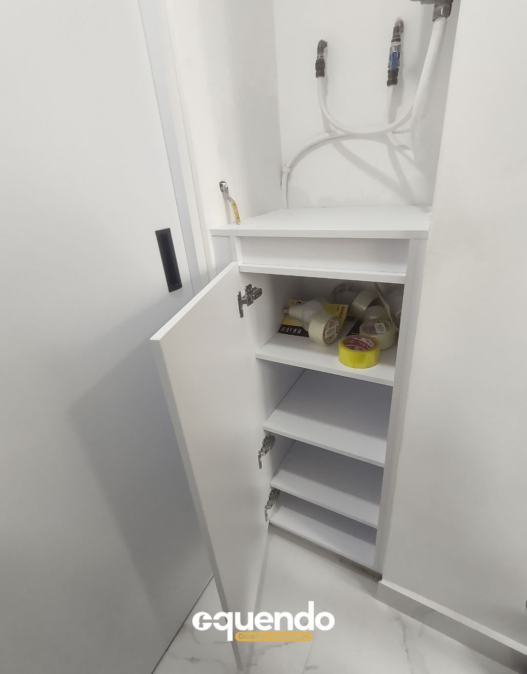 Detalle de encimera de cocina con fregadero undermount