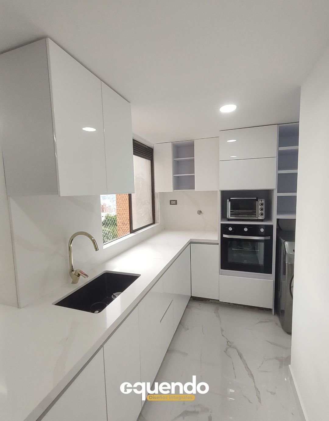 Cocina con iluminación ambiental y técnica