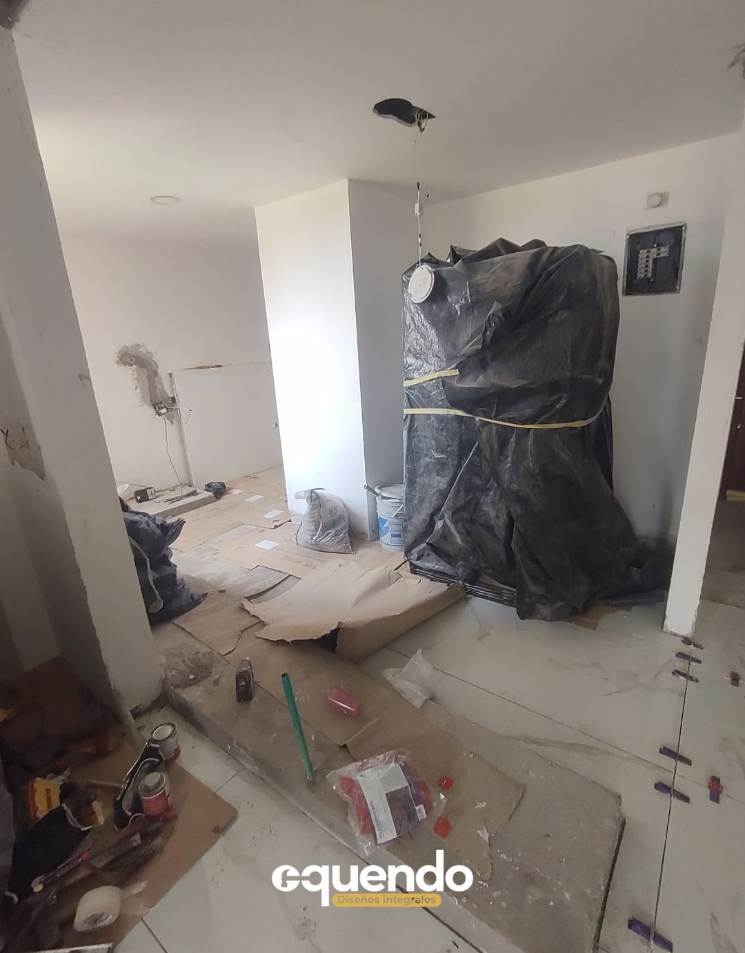 Detalle de isla de cocina con acabados de lujo