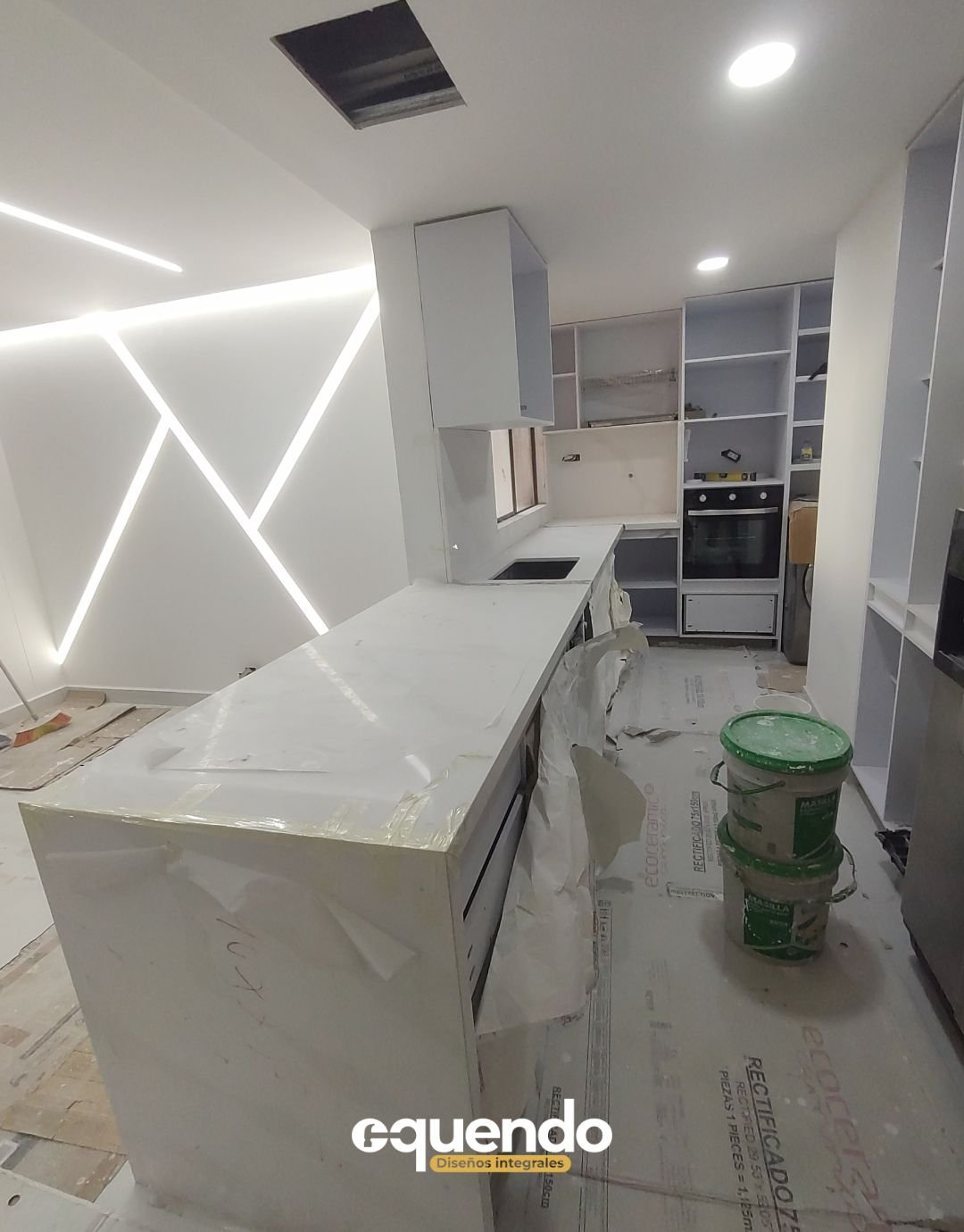 Gabinetes hasta el techo con sistema de apertura automática