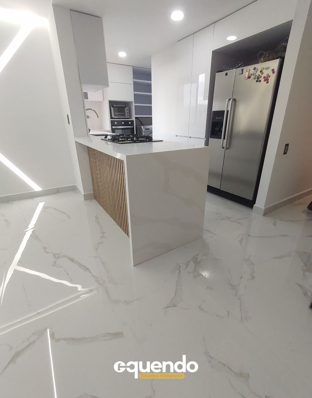 Cocina en L con electrodomésticos integrados